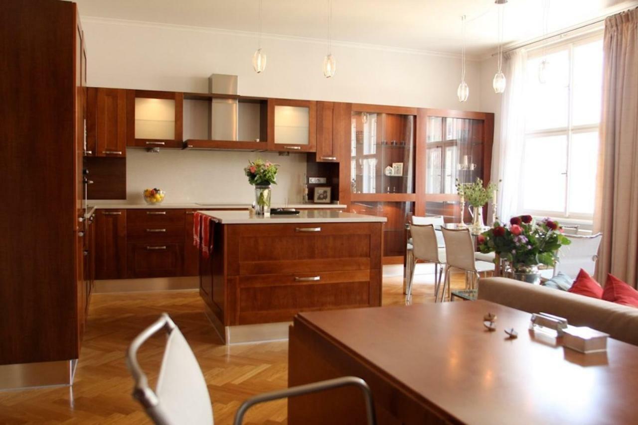 Spacious Elegance In The Heart Of Old Town Prag Exterior foto